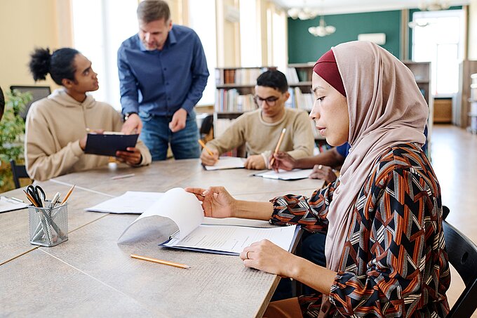 BP_02_2024-Abbildung_Sprachkurs_low_Quelle_AdobeStock_pressmaster.jpg