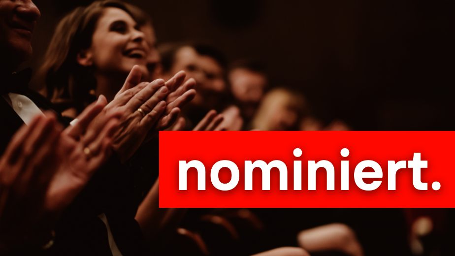 Mehrere festlich gekleidete Menschen klatschen in die Hände