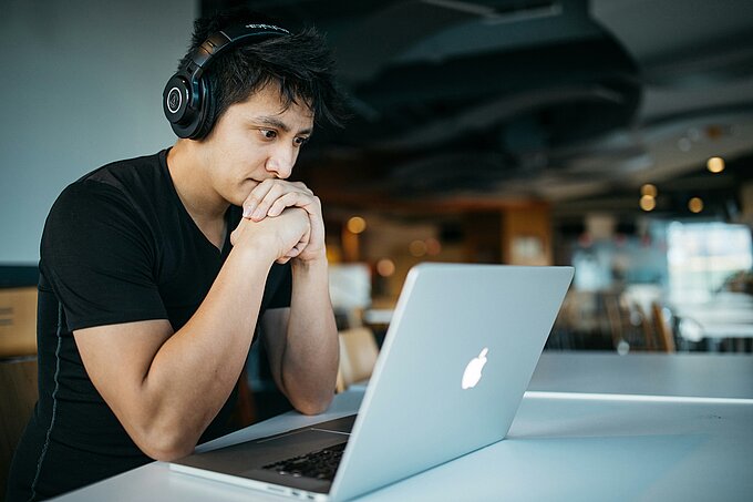 Person_vor_Laptop_unsplash.com_wes-hicks.jpg
